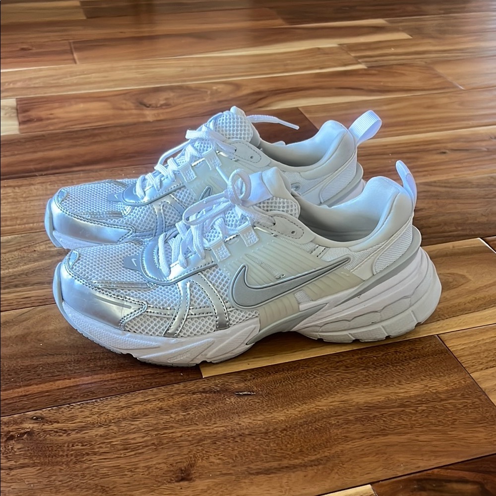Nike Women's White Sneakers - Picture 1 of 3